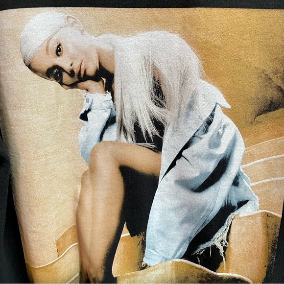 Ariana Grande Sweetener World Tour Black Sweatshirt Size Medium - Picture 2 of 6